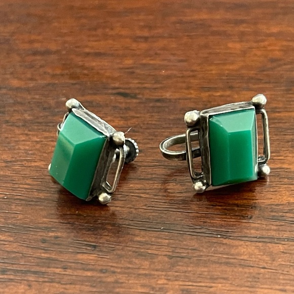 Art deco style glass chrysoprase solid silver screw back earrings - Picture 5 of 8